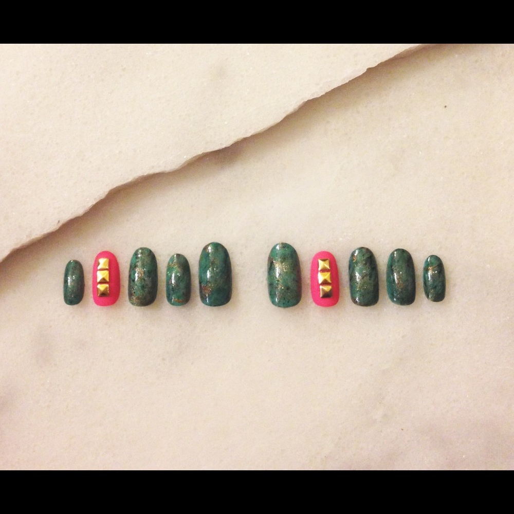 Turquoise marbled nails